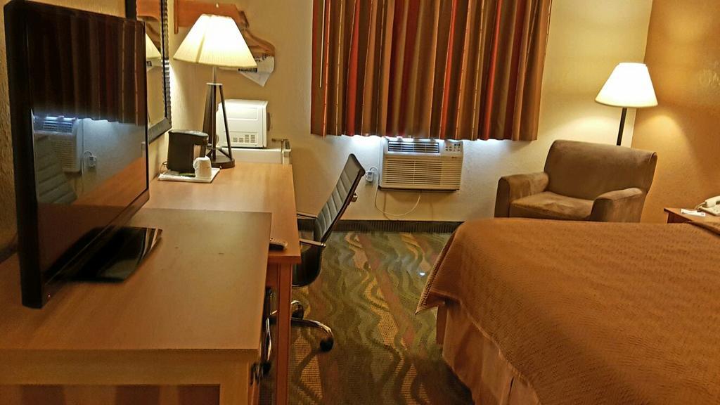 Travelodge by Wyndham Muskegon Eksteriør bilde