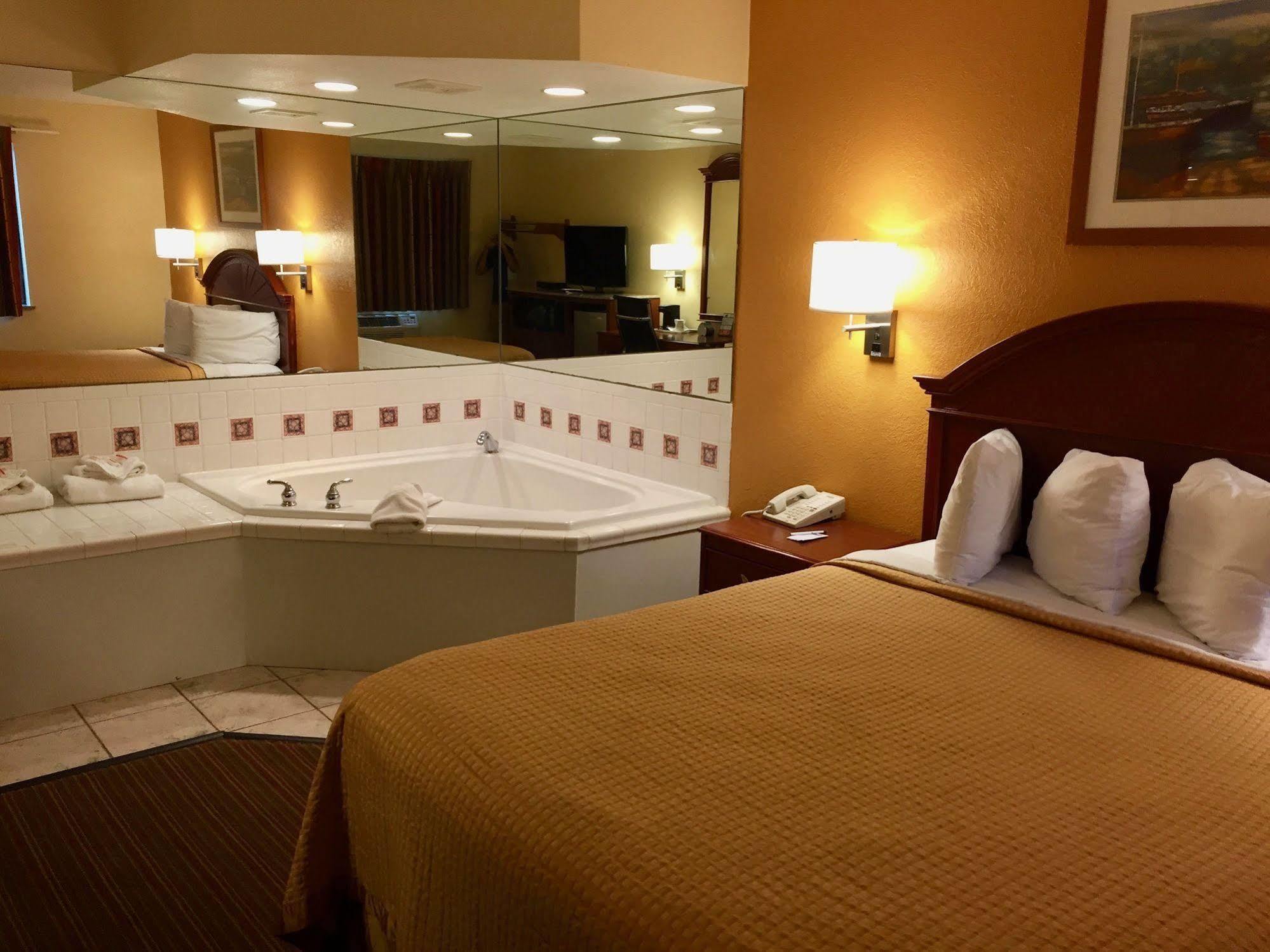 Travelodge by Wyndham Muskegon Eksteriør bilde
